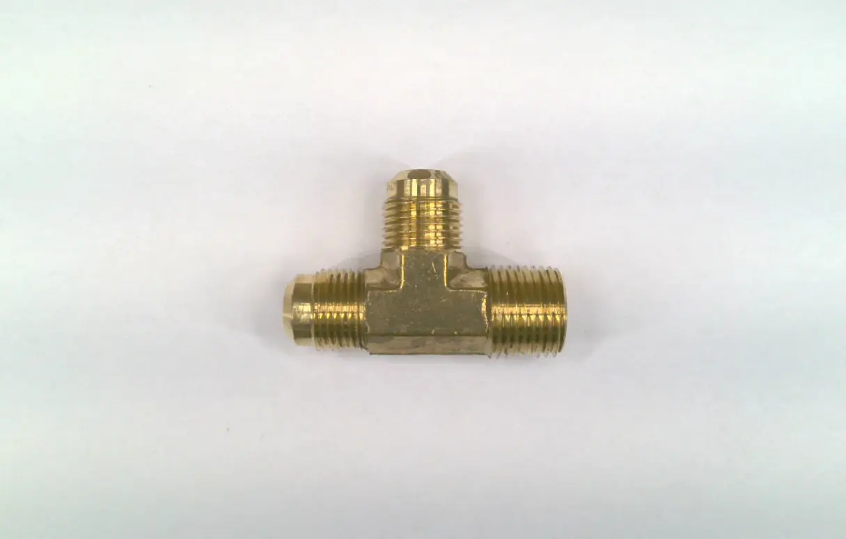 1/4 SAE 45° RUN TEE WITH 1/8 MNPT